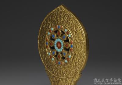 图片[2]-Gilt porcelain monstrance with the Wheel of the Law/ Dharmachakra in fencai painted enamels, Qing dynasty,  Jiaqing reign (1796-1820)-China Archive